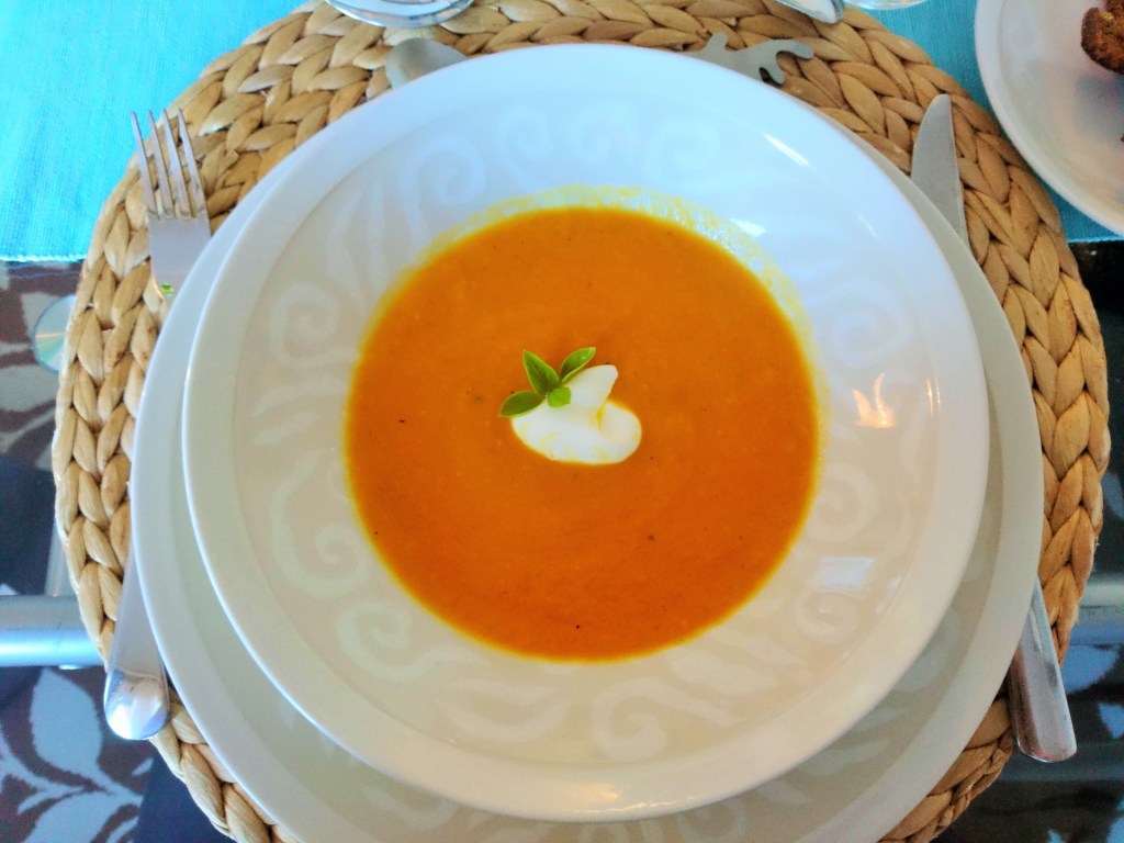 Appelsiininen porkkana-inkiväärikeitto