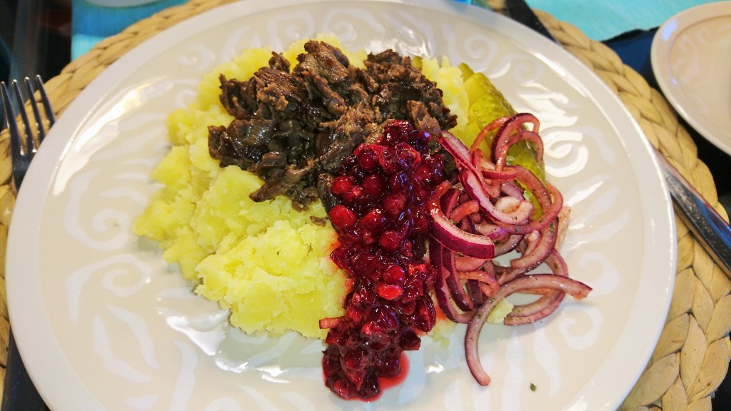 Poronkäristys ja marinoitua sipulia