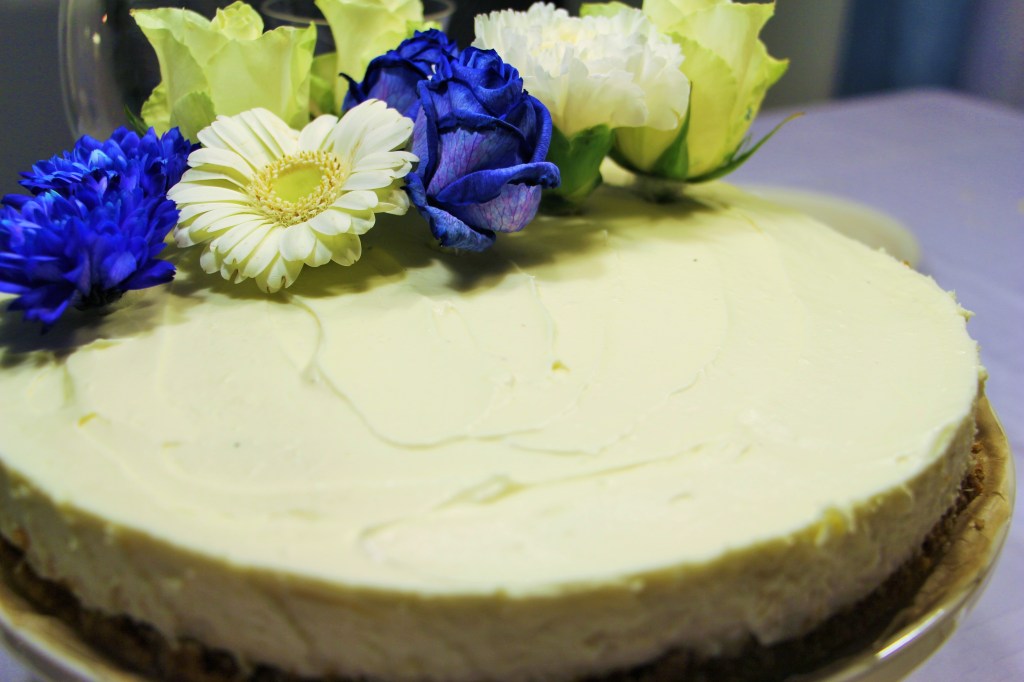 Mustikka-valkosuklaakakku