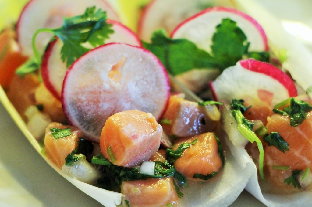 Hirvikäristystä ja lohicevicheä – ruokapöydässä maistuu suomalainen&nbsp;luonto