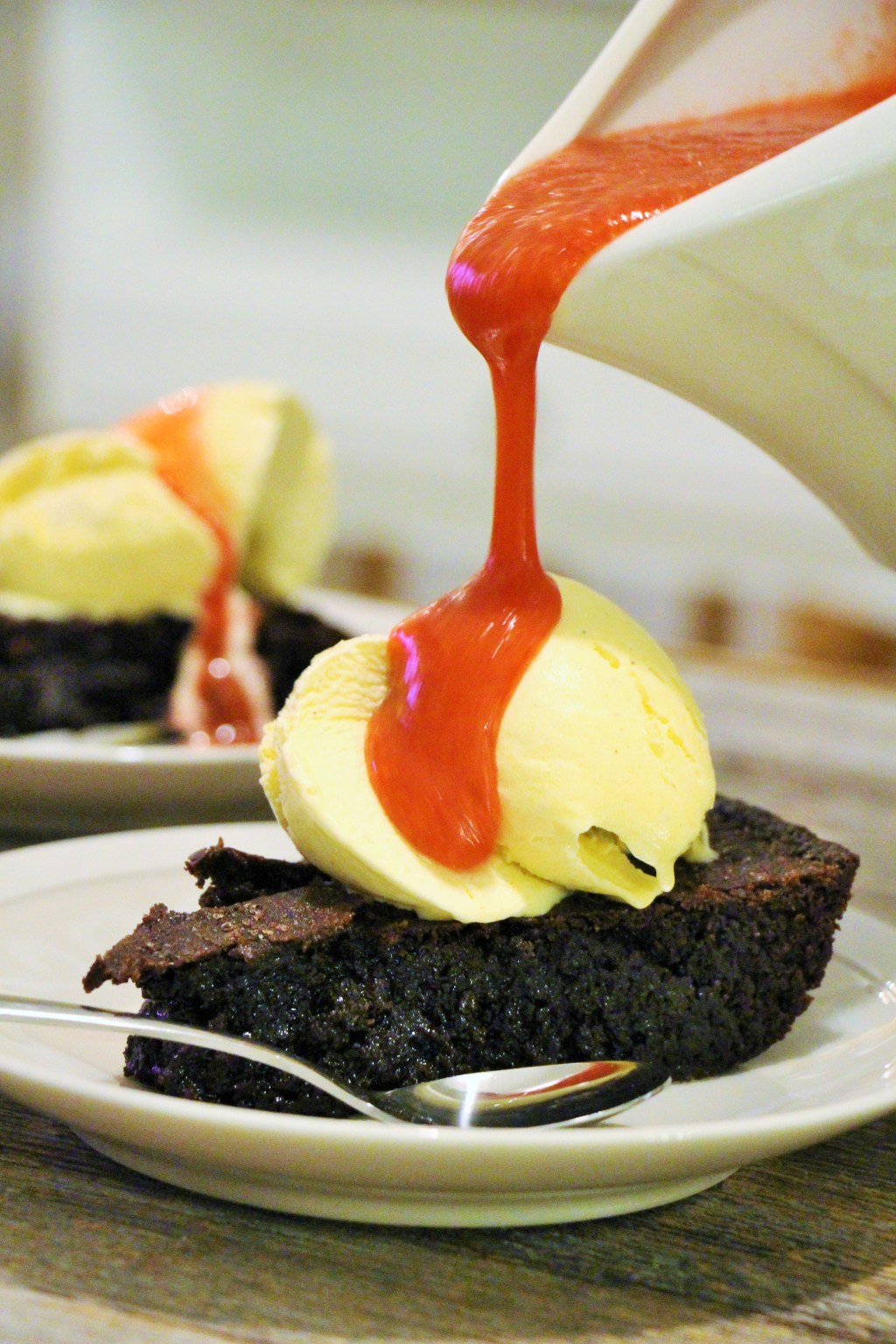 Superihanat browniet ja&nbsp;mansikkakastike