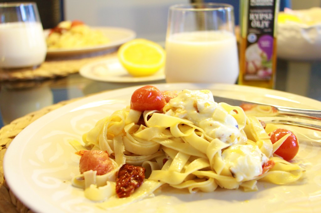 Valkosipulinen tomaattipasta