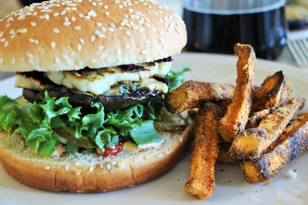 Vegeburgerit portobellopihvillä sekä bataattiranskalaiset