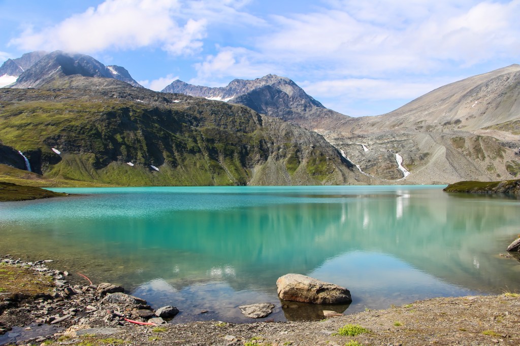 Lyngenissä turkoosiakin turkoosimman vuoristojärven&nbsp;maisemissa